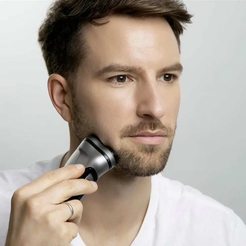 electric shaver with 3 independent heads